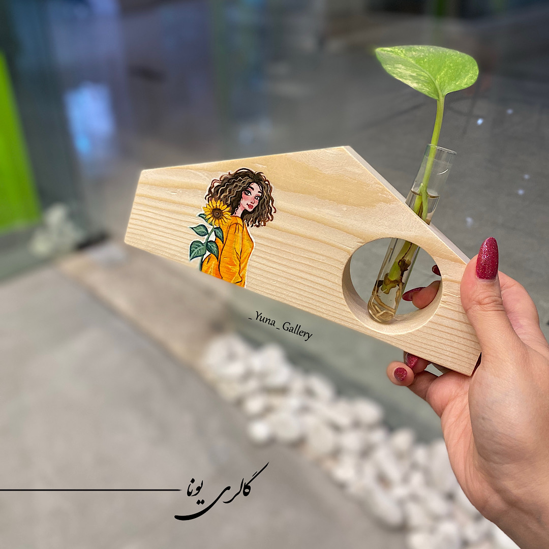 گلدان چوبی طرح دختر آفتابگردان
